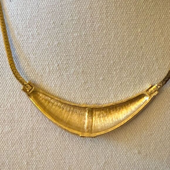 Vintage 80’s Signed Avon Gold Tone “Dramatic Style”Necklace with Red Motif. - Picture 4 of 5